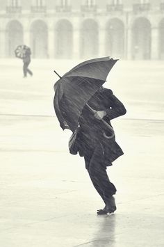 dia de vent i pluja dona noia paraigua destrossat